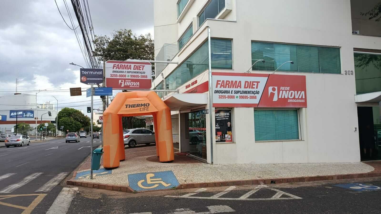 Fachada da Drogaria Farma Diet no Centro de Uberlândia, localizada na Avenida João Pinheiro, com rampa de acessibilidade e placas indicativas